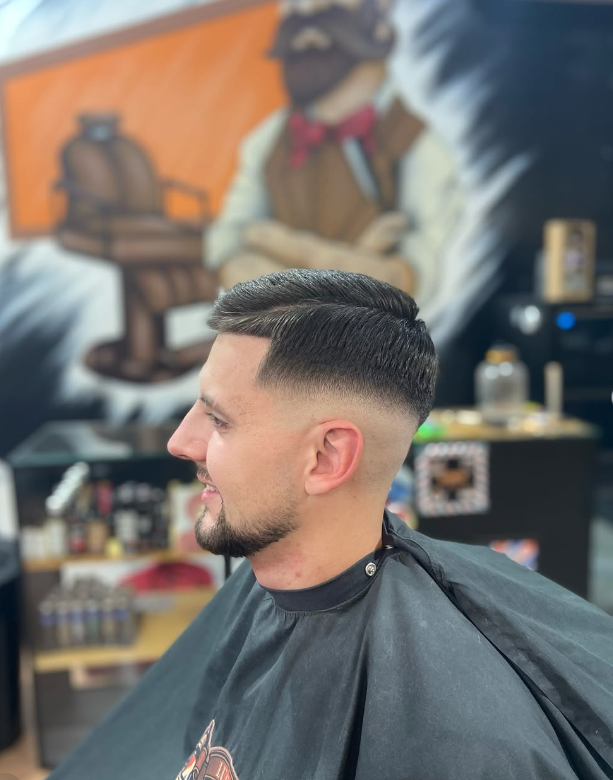 Corte social com degradê e barba