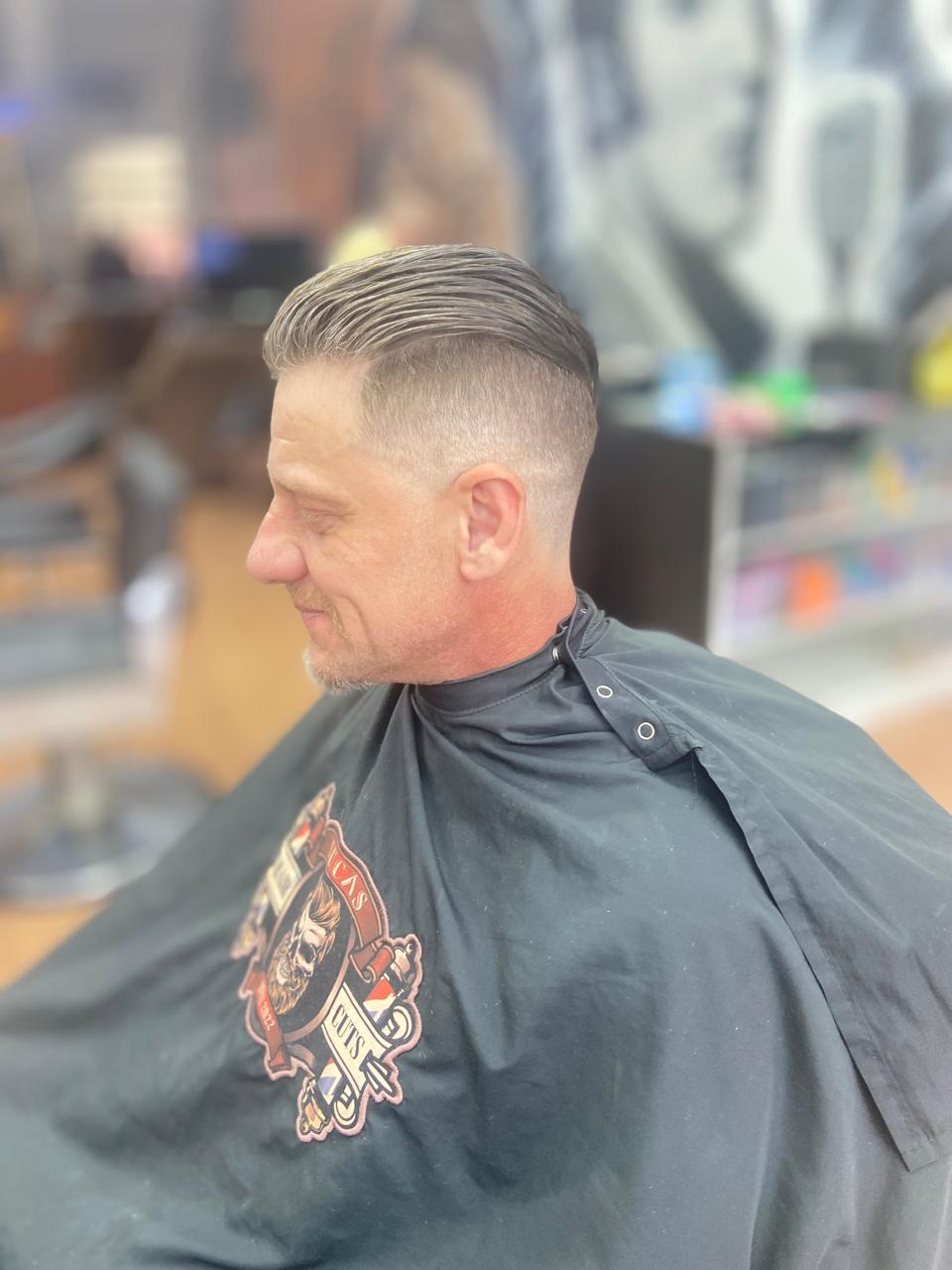 Corte clássico penteado com laterais degradê